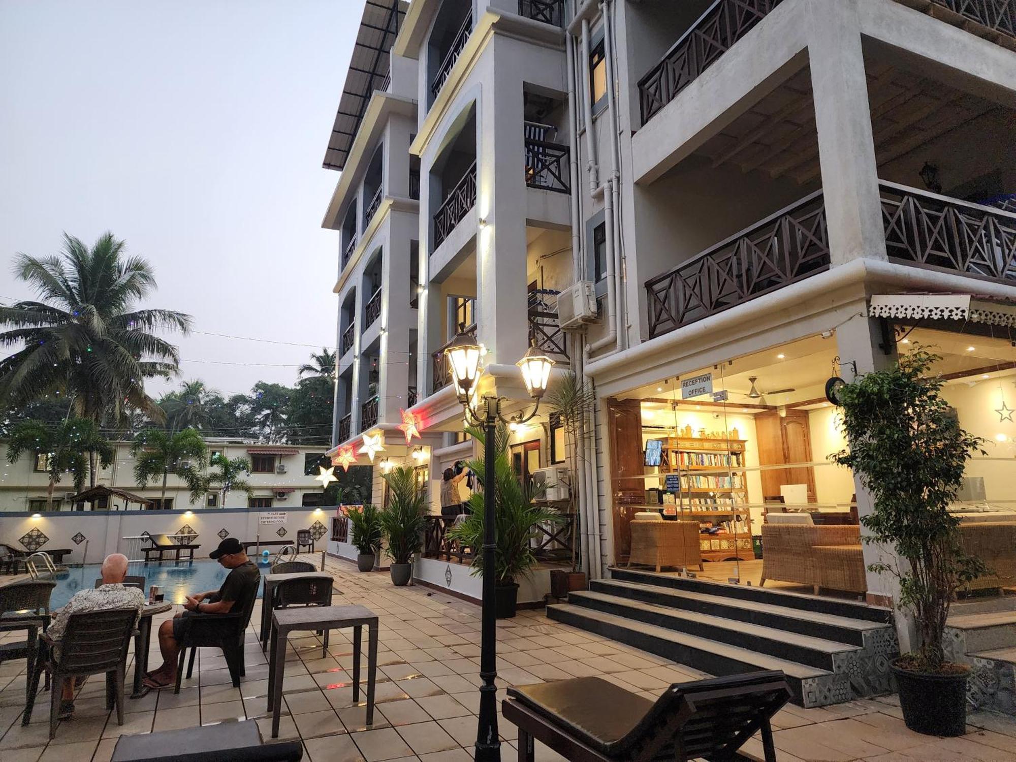 Coastal Suites Apart Hotel ---- 8 Minutes Walk To Beach Бенаулим Екстериор снимка